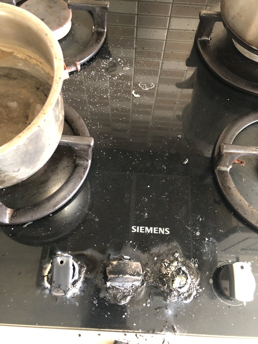 drselim2021's tweet photo. @SiemensHomeTR Dün ankastre ocağımızda anlayamadığımız bir nedenle yangın tehlikesi yaşadık. Düğmeler fotoğrafta görüldüğü gibi yandı, servis yetkilisi fotoğraf çekip ‘merkeze gönderdim” dedi. Hala ilgilenen olmadı. Bu tehlikeli durum için acil bir geri dönüş bekliyoruz. https://t.co/ZhRh92ZWSZ