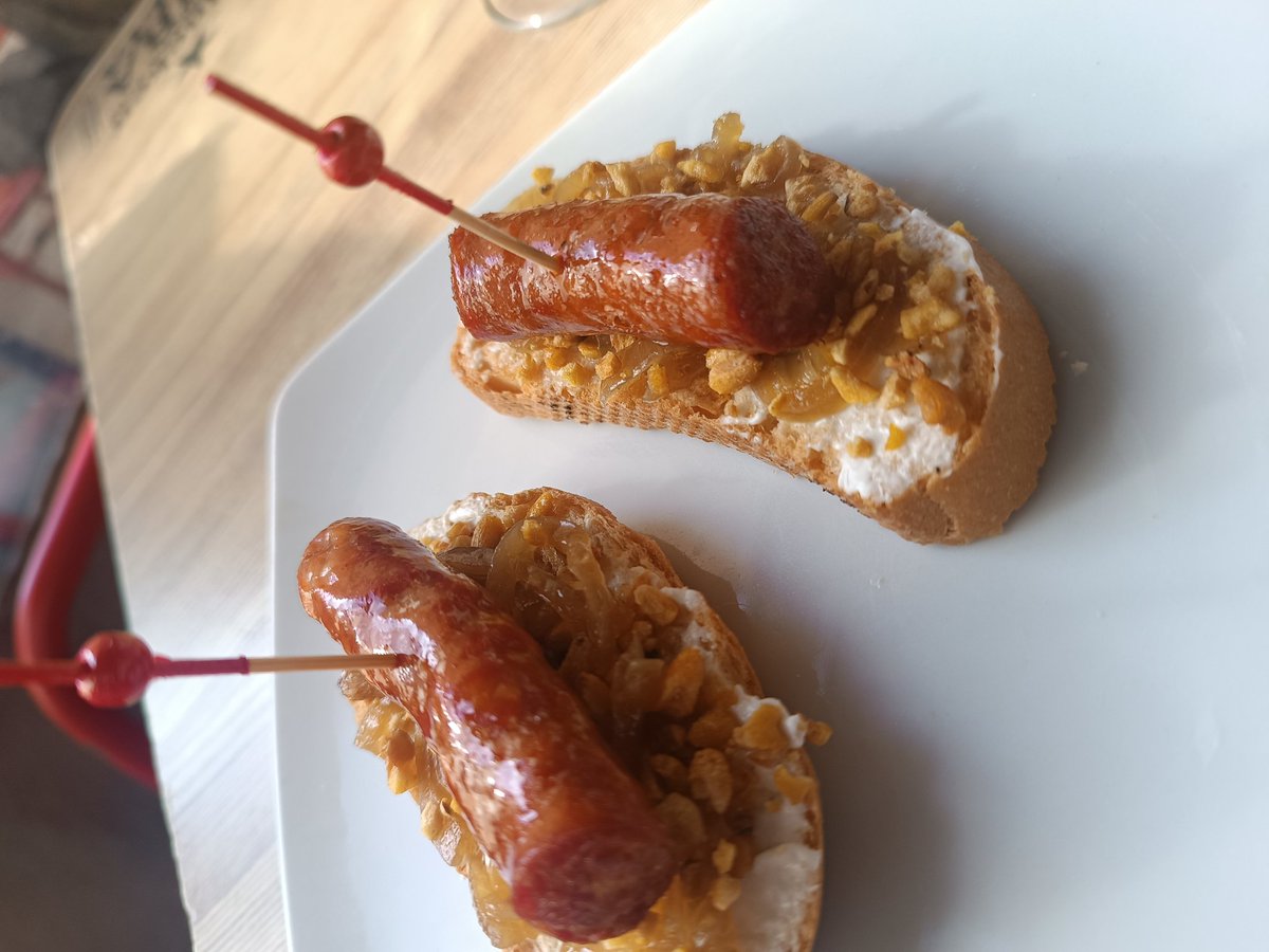 #BarMarsella 
Chistorra con cebolla caramelizada, frutos secos , con una capa de queso en pan tostado .
#LinaresCapitalMundialDeLaTapa
#RutaDeLaTapa2025
#SomosTuMejorHosteleria
#HostelerosDeLinares
