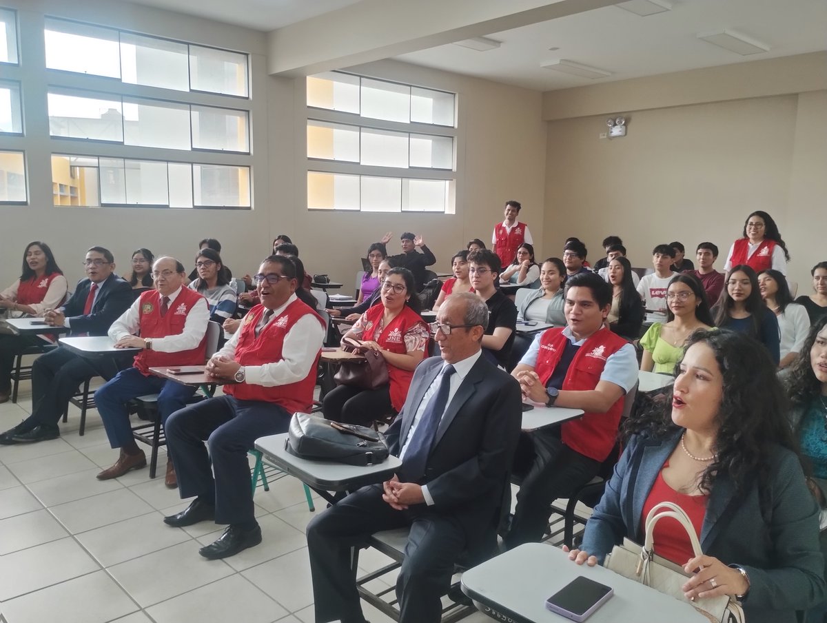 JNE_Peru's tweet photo. ¡El Reto #INFOgob llegó a Chiclayo!
Más de 60 estudiantes de la carrera de ciencia política de la Universidad Nacional Pedro Ruiz Gallo potenciaron sus habilidades para identificar los antecedentes políticos de sus autoridades, así mismo descubrieron como se ha desarrollado la participación de las organizaciones políticas en las provincias y distritos de Lambayeque, a través de los diferentes procesos electorales históricos.