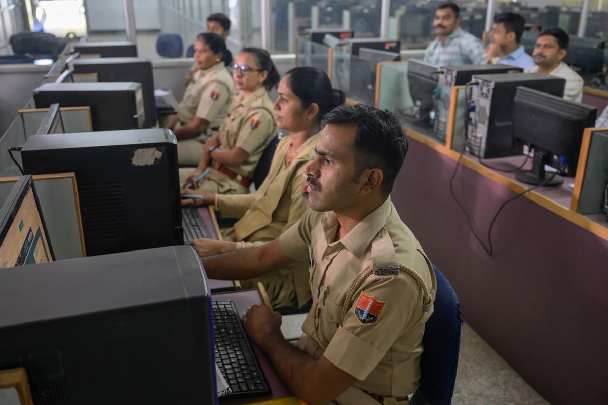 साइबर सुरक्षा की नई शक्ति 💻🛡️

उदयपुर रेंज के सभी जिलों के साइबर पुलिस स्टेशन व साइबर सेल के पुलिसकर्मियों को साइबर अपराध की रोकथाम और पारंपरिक अपराधों में आईटी के उपयोग हेतु विशेष प्रशिक्षण दिया गया। यह कार्यशाला यूनिसेफ और राजस्थान पुलिस अकादमी के सहयोग से आयोजित की गई।