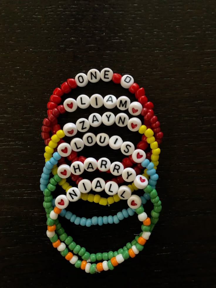 fnlineltw's tweet image. Oii gente, no dia 10/11 (segunda) em alguns lugares vai ter o documentário da one direction no cinema, e resolvi vender pulseiras para juntar dinheiro. Vou estar no Norte Shopping (RJ), na parte da tarde até a penúltima sessão. Vou fazer pulseiras personalizadas dos meninos!!!