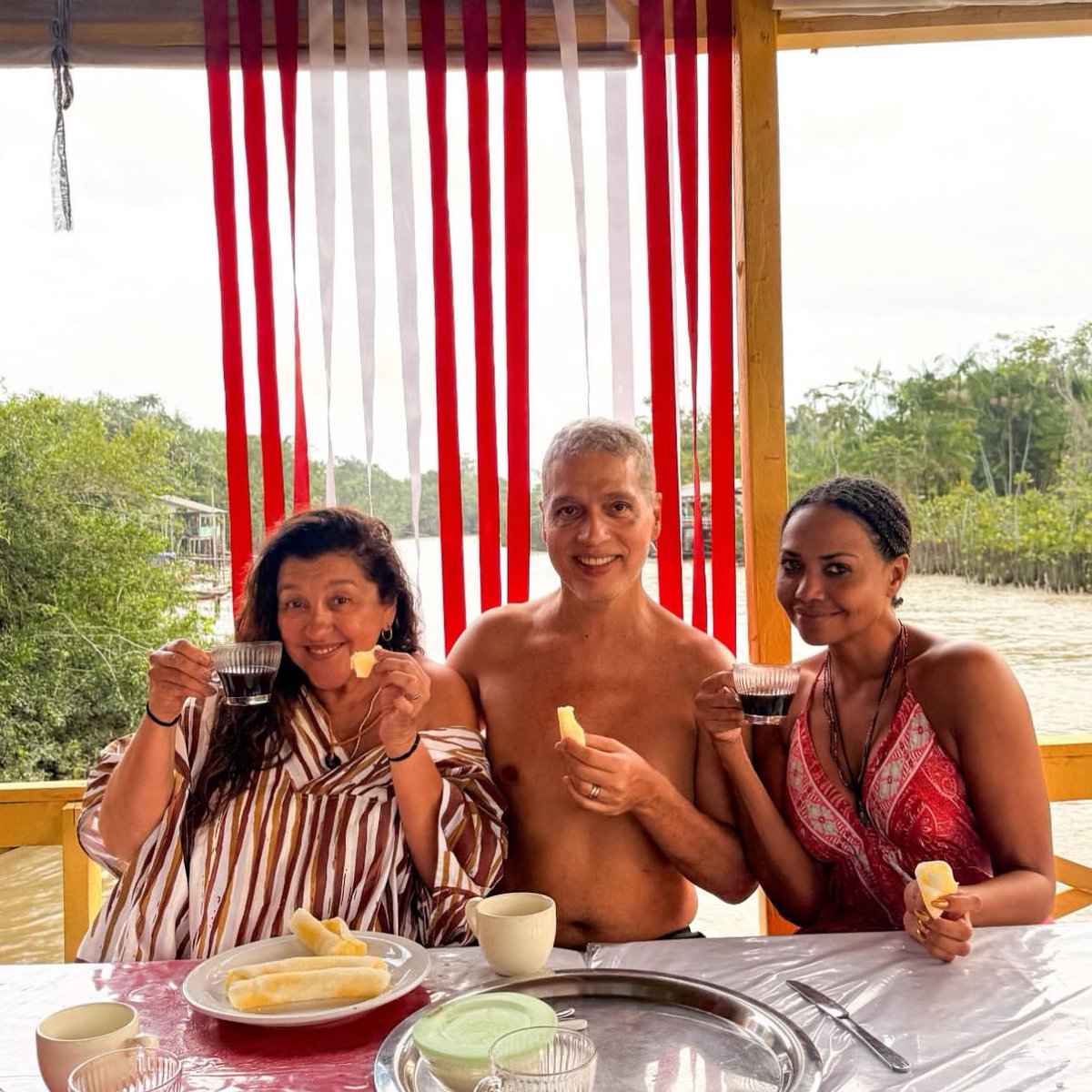 Regina Casé, a cara desse nosso Brasil tão diverso, esteve mais uma vez em Belém e escreveu:
“Eu gosto de Belém do Pará mais que de açaí. E olha que eu adoro açaí!
Eu vou pra lá há muitos e muitos anos, mas cada vez parece que é mais incrível! Ainda mais com uma anfitriã