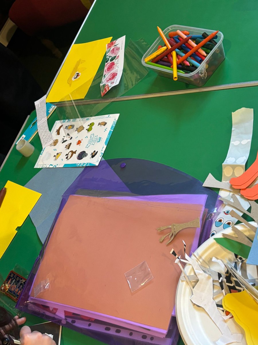 CharltonLib's tweet image. We had fun at #CharltonLibrary today, making collages 🌳 using recycled paper in different colours and shapes to turn old into new! For more #CraftingFun, #LibraryFunClub is every Saturday from 10.30-11.30am, join us to make friends, borrow books + create! 🎨 #LoveYourLibrary