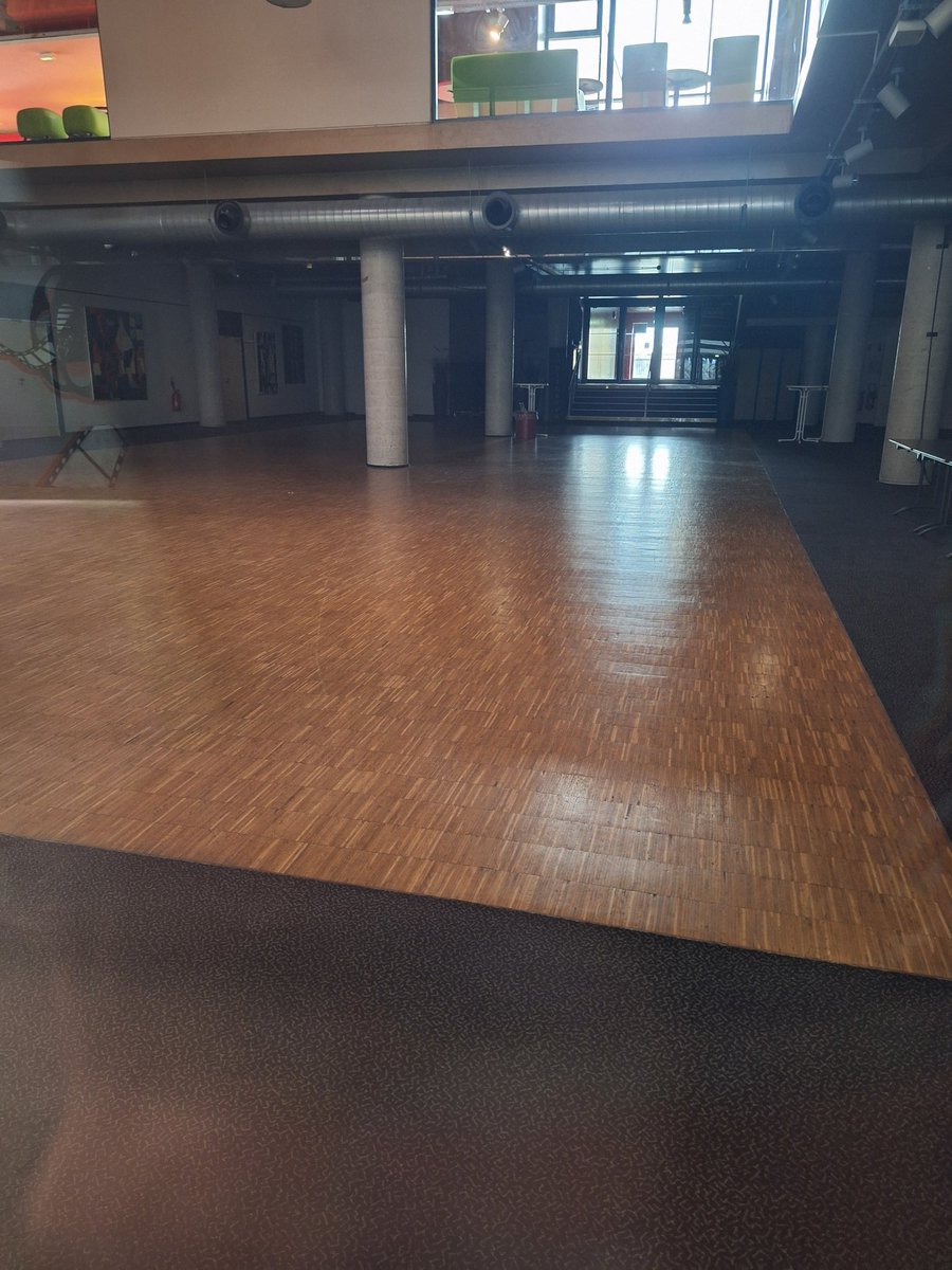 Le centre des congrès de Vierzon.
Samedi 8 novembre.
14h45.
Ca valait le coup de prendre un avocat et d'encombrer la justice 😂😂. 
#TasVouluVoirVierzon #EtEnFaitNon 🤡🤡