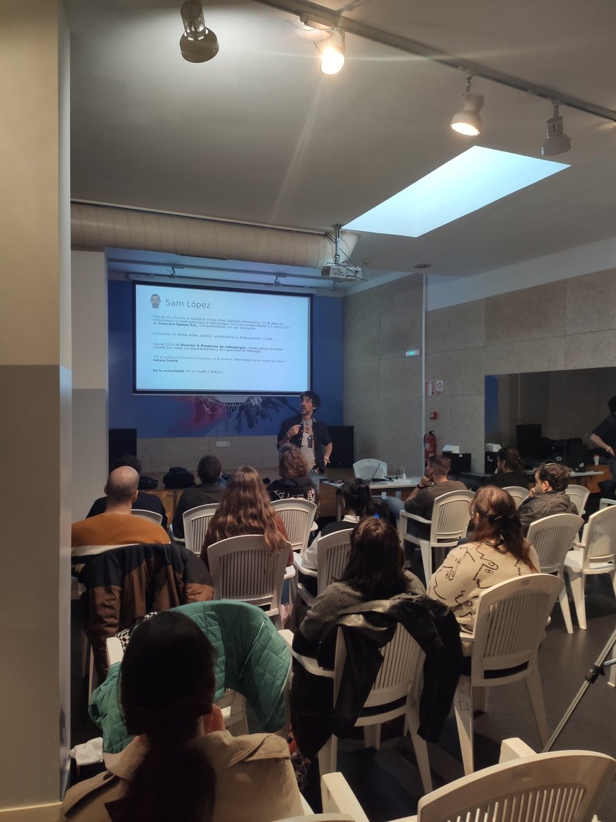 ¡Seguimos! Ahora nos toca disfrutar de la charla sobre diseño y producción de videojuegos desde una perspectiva sociológica, a cargo de Sam López.