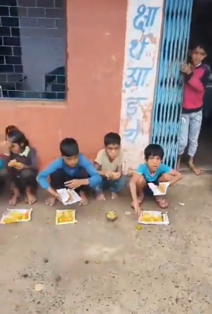 ImRaviydv's tweet photo. ये वही मासूम बच्चे हैं जिनके सपनों पर देश का भविष्य टिका है, और उन्हें इज़्ज़त की थाली तक नसीब नही 

शर्म आनी चाहिए ऐसे मुख्यमंत्री और प्रधानमंत्री को जो देश के बच्चों, भारत के भविष्य का इस दुर्दशा से पालन-पोषण कर रहे हैं। https://t.co/5B1w6EEa6B