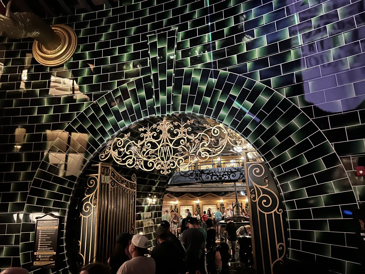 AndrewOfPeace's tweet image. The express to standby ratio at Battle at the Ministry is horrendous! 

I understand the need to profit, but prioritizing express pass on a ride that is already operating at reduced capacity is absolutely horrendous guest service! 

Do better! @UniversalORL