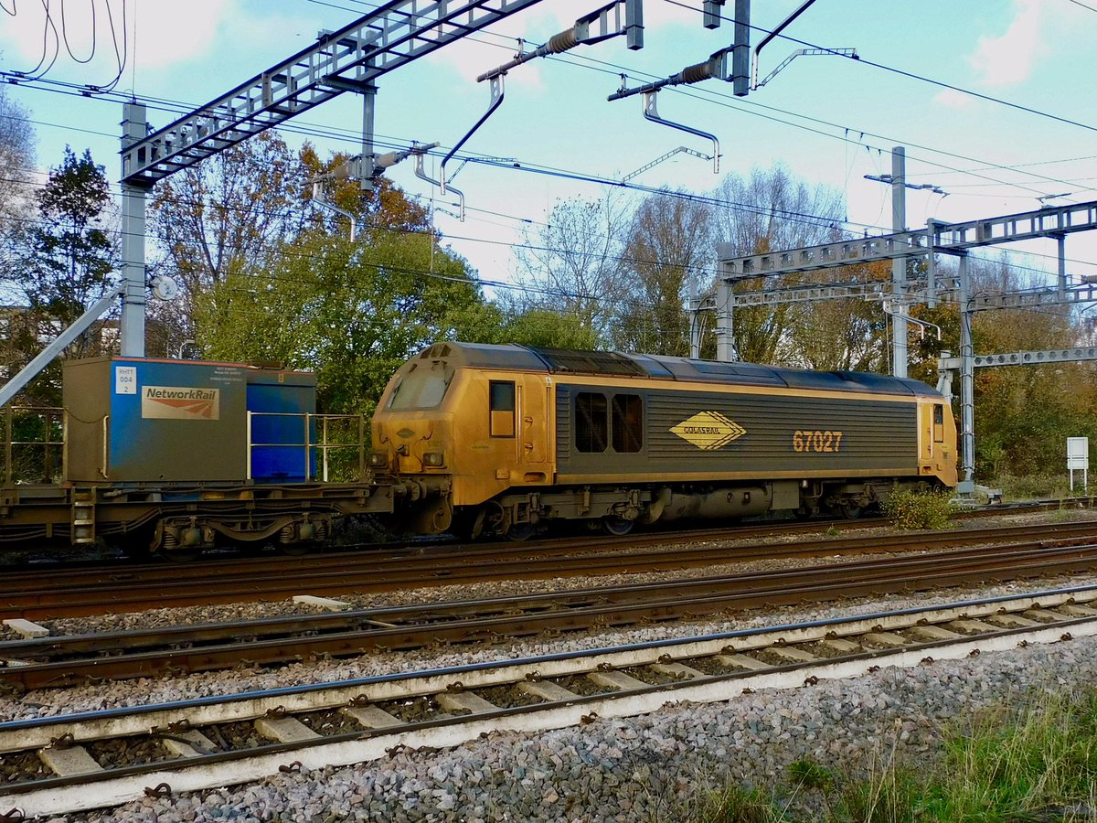 kingy69beard's tweet photo. #SkipSaturday these 2 #class67 are still spraying the rails out west ! 67027 and 67023 ‘Stella’ arrive at Swindon with 3S32 Cheltenham Lansdown Loop to Swindon Transfer https://t.co/hK7ltyNItY