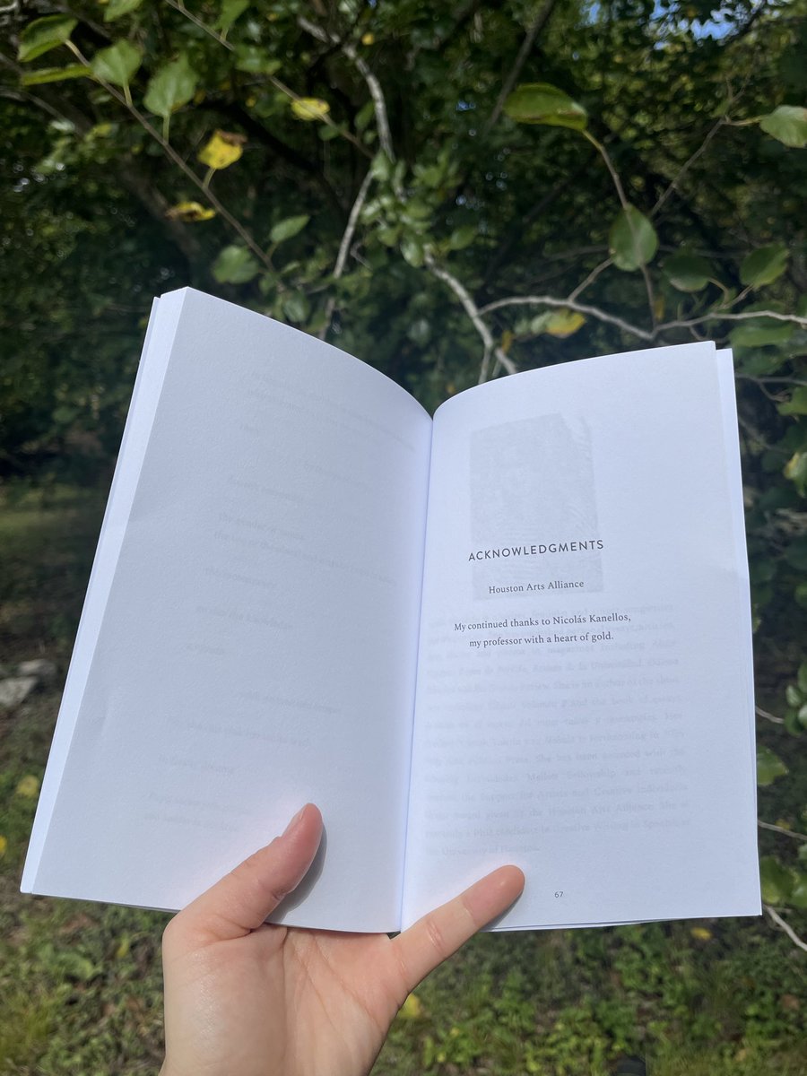 I published a book, so I’m coming back to this awful place to announce it. / Publiqué un libro, así que vuelvo a este horrible lugar del internet para anunciarlo: 

(Estoy muy feliz ✨💫 y ya pueden pedirlo en Amazon)