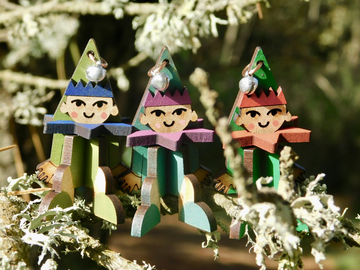 FAFNewquay's tweet photo. today, three elves were spotted in the woods, wondering how they ended up working the weekend, and what happened to #freeartFRIDAY...
not that they seemed to be working very hard!
#fafnqy #mawganporth https://t.co/9IaoEzToK2