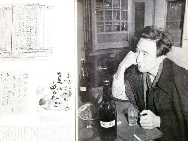 وُلد أوسامو دازاي عام 1909 في شمال اليابان، في أسرةٍ أرستقراطيةٍ نافذة من مقاطعة آوموري. تلك البداية المترفة المضمّخة بالهيبة الاجتماعية والانضباط الطبقي، كانت المفارقة الأولى في تكوينه النفسي؛ إذ نشأ في بيتٍ يُقيم للسمعة وزنًا أكبر من الحقيقة، وللشكل أهميةً تفوق الجوهر. ومن رحم