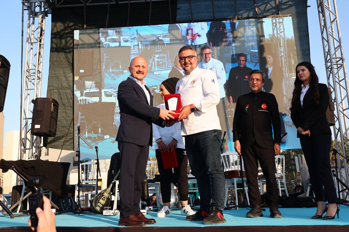 📍 Adıyaman Ticaret Merkezi

🍴 “Adıyaman Mutfak Festivali”nde Birincilere Ödülleri Verildi

Etkinlikte ayrıca, Adıyaman’ın geleneksel yemekleri ile coğrafi işaretli ürünlerinin tanıtımına katkı sunan ünlü şeflere, Valimiz Sayın <a href="/DrOsmanVarol/">Dr Osman Varol</a> tarafından teşekkür plaketi verildi.