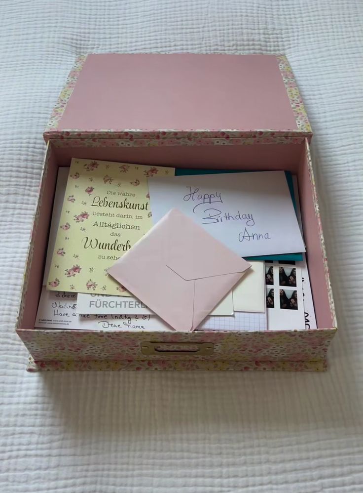 itsheeer_'s tweet image. Forever a sentimentalholic kind of girls 💕🥺