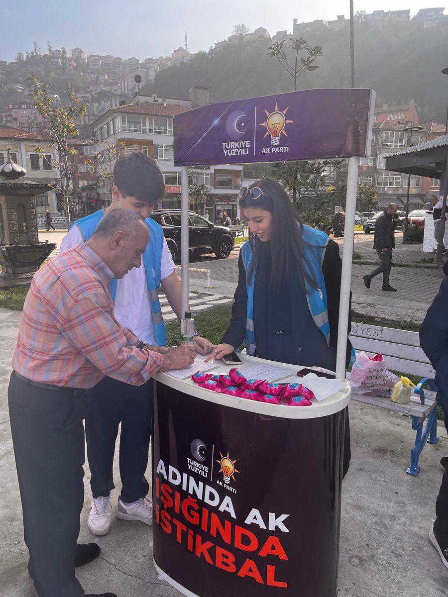 Bugün AK Parti Kozlu Teşkilatı olarak üye çalışmamız kapsamında Şehit Mustafa Sezer Meydanın’da. Hemşehrilerimizle bir araya gelip partimize gönül verenlerle buluştuk. Güçlü desteklerle teşkilatımız her geçen gün büyümeye devam ediyor.