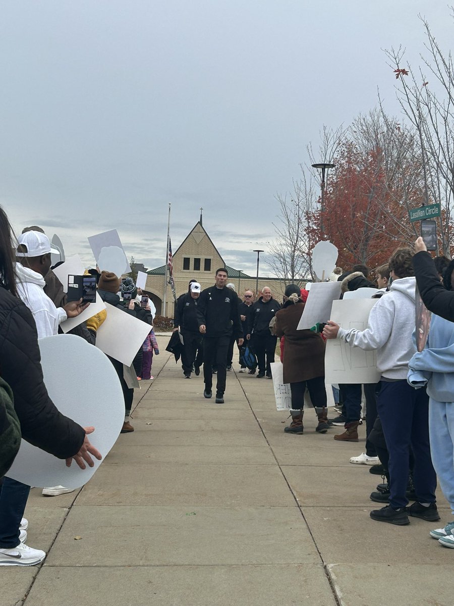 HolyFamilyFire's tweet image. STATE send off for @HolyFamilyFB headed to Apple Valley HS for the First Round vs Waseca! Good luck 🔥