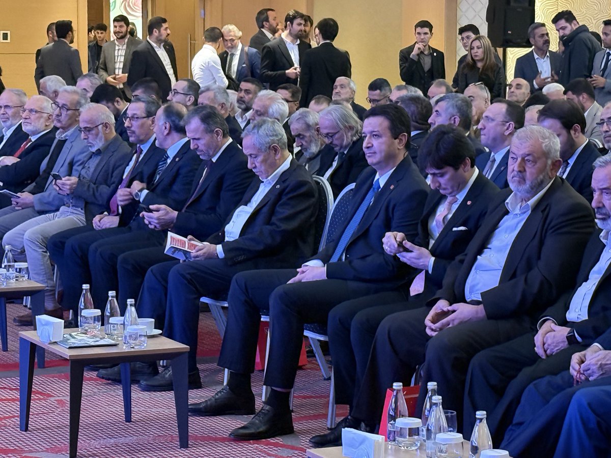 Toplantının katılımcıları arasında 22. Dönem TBMM Başkanı Bülent Arınç da var.