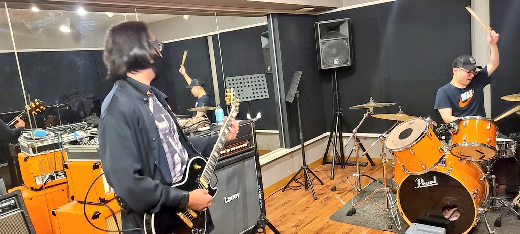 tomoshimura's tweet image. 今日は、母が叔父・叔母たちと松島旅行に行くとのことで、仙台から松島まで運転手☺️✨
父は、用事で来れなかったけど😅

その後は、23日のライブに向けてスタジオ🎸
みんな遊びに来てねぇ😉👍