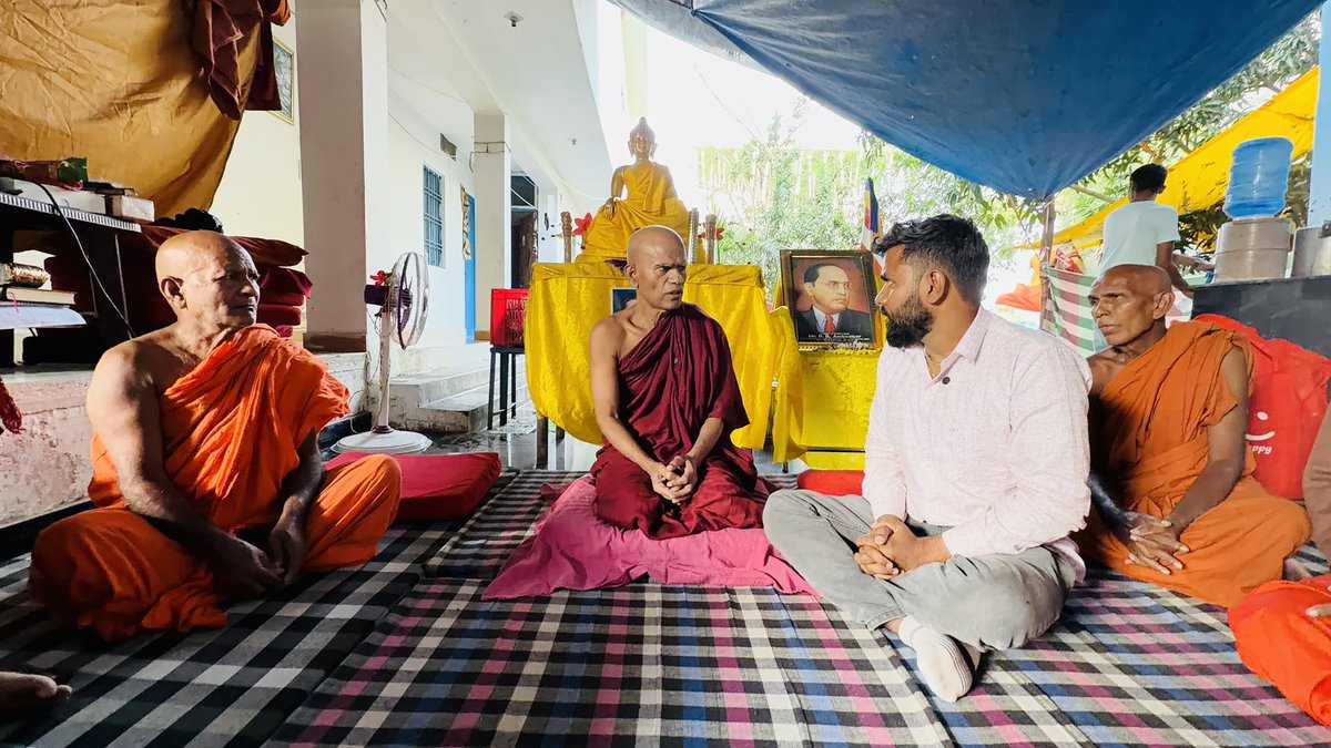 Shubhamshuklamp's tweet image. नव भंते जी- बौद्ध धर्म से हिंदू धर्म में कई चीजें बौद्ध धर्म से चोरी की गई हैं!

शुभम शुक्ला- लेकिन देवी-देवताओं की तो पहले भी पूजा होती थी ना? सिद्धार्थ (बाद में महात्मा बुद्ध) के परिजन तो पहले भी पूजा करते थे ना?

नव भंते जी- नहीं, नहीं, नहीं। तब ऐसा नहीं था। मूर्ति पूजा नहीं…