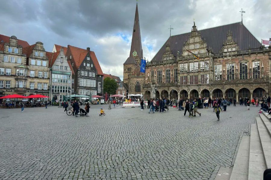 theimmigrationz's tweet image. Germany is in need of skilled professionals. If you are in Germany on a tourist visa, here’s how to apply for a job seeker visa and look for employment opportunities.
theimmigrationworld.com/convert-a-tour…

#GermanyImmigration #WorkPermitGermany #JobSearchEurope #SkilledWorkers #VisaGuide