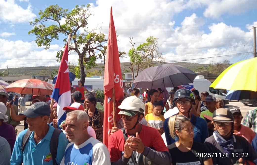 Arriba al Consejo Popular "Los Negros", en Contramaestre, Santiago de Cuba, la caravana coordinada con los #CDRCuba con 20 toneladas de productos donados por las mipymes "El Almirante" y "Productos Lácteos CID". #Cuba  #FuerzaCuba #TodosSomosCederistas