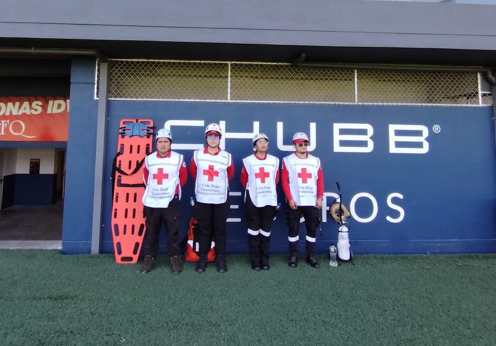 Nuestros cruzrojistas 🙋🏻‍♂️🙋🏻‍♀️ brindan primeros auxilios 🤕 y atención prehospitalaria ⛑️ a los jóvenes talentos, de las escuelas formativas, de <a href="/IDV_Formativas/">IDV Formativas</a> y #DeportivoCuenca ⚽️👍🏻.

#CruzRojaPichincha ❤️