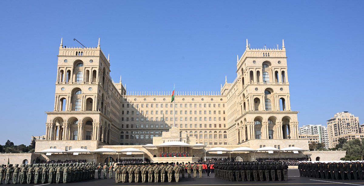 1VicePresident's tweet photo. ✔Noyabrın 8-də Bakının Azadlıq meydanında Vətən müharibəsində Qələbənin beşinci ildönümünə həsr olunmuş Hərbi parad keçirilib. 
Azərbaycan Respublikasının Prezidenti İlham Əliyev, birinci xanım Mehriban Əliyeva, Türkiyə Respublikasının Prezidenti Rəcəb Tayyib Ərdoğan, Pakistan İslam Respublikasının Baş naziri Məhəmməd Şahbaz Şərif paradda iştirak ediblər.
✔On November 8, a Military Parade dedicated to the fifth anniversary of the Victory in the Patriotic War was held at Azadlig Square in Baku.
President of the Republic of Azerbaijan Ilham Aliyev, First Lady Mehriban Aliyeva, President of the Republic of Türkiye Recep Tayyip Erdoğan, and Prime Minister of the Islamic Republic of Pakistan Muhammad Shehbaz Sharif attended the parade.
✔8 ноября на площади Азадлыг в Баку состоялся Военный парад, посвященный пятой годовщине Победы в Отечественной войне.
B параде приняли участие Президент Азербайджанской Республики Ильхам Алиев, первая леди Мехрибан Алиева, Президент Турецкой Республики Реджеп Тайип Эрдоган, Премьер-министр Исламской Республики Пакистан Мухаммад Шахбаз Шариф.

#IlhamAliyev 
#MehribanAliyeva
#ZəfərGünü