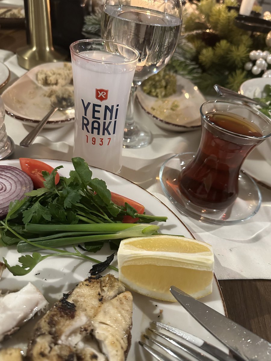 .
ertesi gün için bir şey diyemem ama,
rakı içtiğin gün ölmezsin..

der Cemal Süreya..
rast gelene dem ola..🥂
#Cumartesi 🩶
kutsal olanından 😉