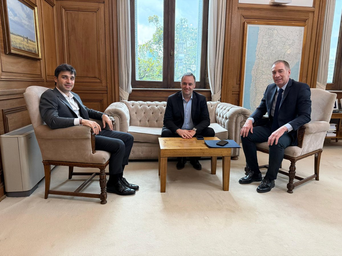 Diego Santilli y Manuel Adorni junto al próximo Presidente de la Nación.