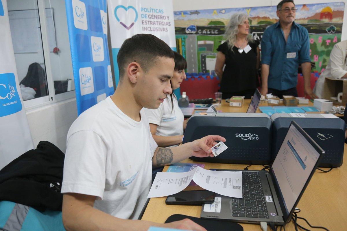 👉🏼 Además, encabezaron una nueva entrega de Pases Libres Multimodales, garantizando el #DerechoAViajar a más vecinas y vecinos.

Más control para cuidarte en las rutas y más derechos para incluir a todos y todas 💙🤝