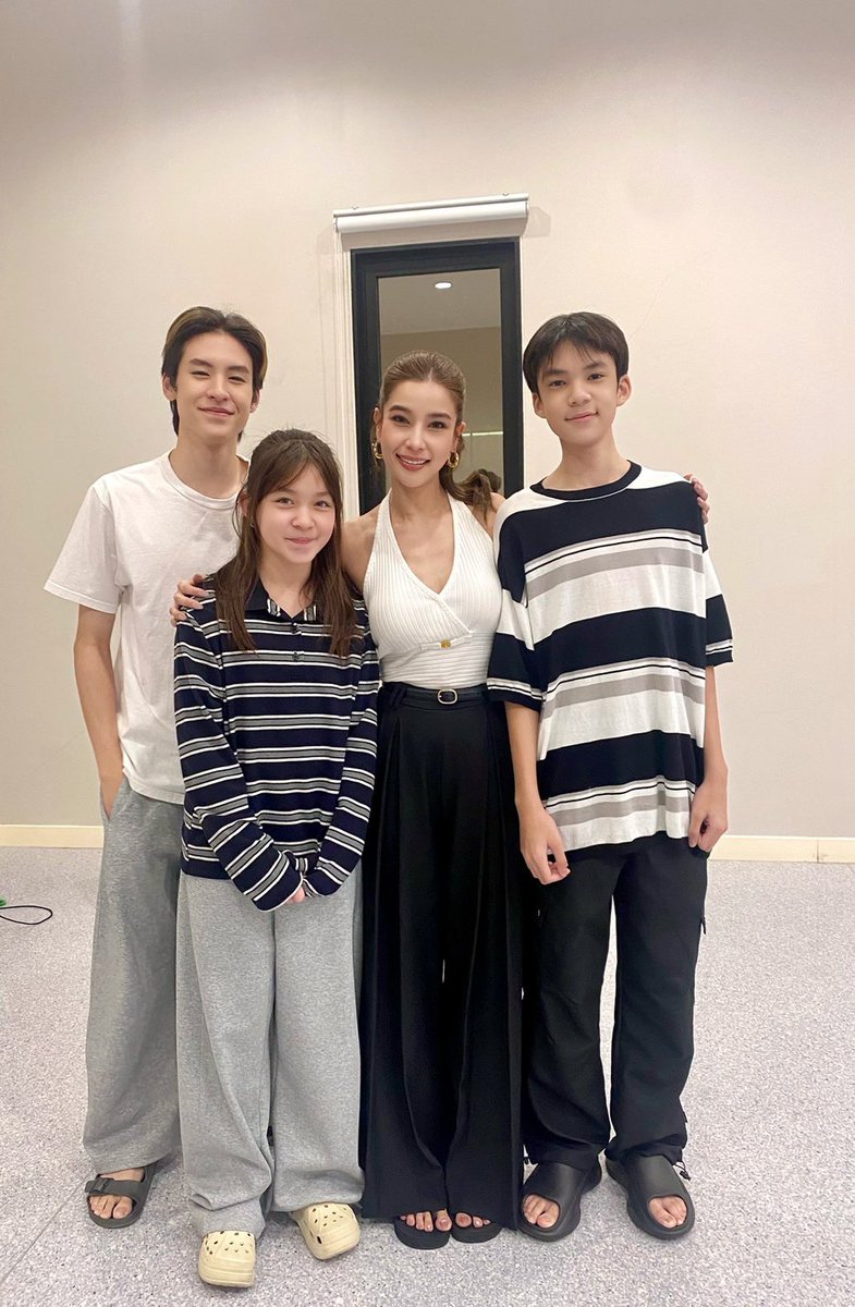 #จิตสะกดแค้น
ว่าในเรื่องการรับ“บทแม่” 
วิวมองที่ตัวเรื่องและความสำคัญของตัวละครมากกว่าค่ะ เอาจริงๆมันก็ตามวัยนะ ไม่แปลกที่อายุเท่านี้จะมีลูก เพื่อนๆวิวก็ลูกโตกันหมดแล้ว “กุลนรี”อายุ39ปี(มากกว่าวิว3ปี) รุ่นพ่อแม่เราที่มีลูกเร็วกว่านี้ก็มี วิวโตแล้วนะทุกคนนนแต่แค่ยังไม่ยอมแก่ค่ะ🤣