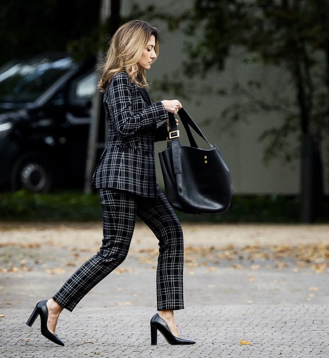 HermanMeeuwiss1's tweet image. Ze kan echt niks, zelfs niet enigszins normaal op hoge hakken lopen.