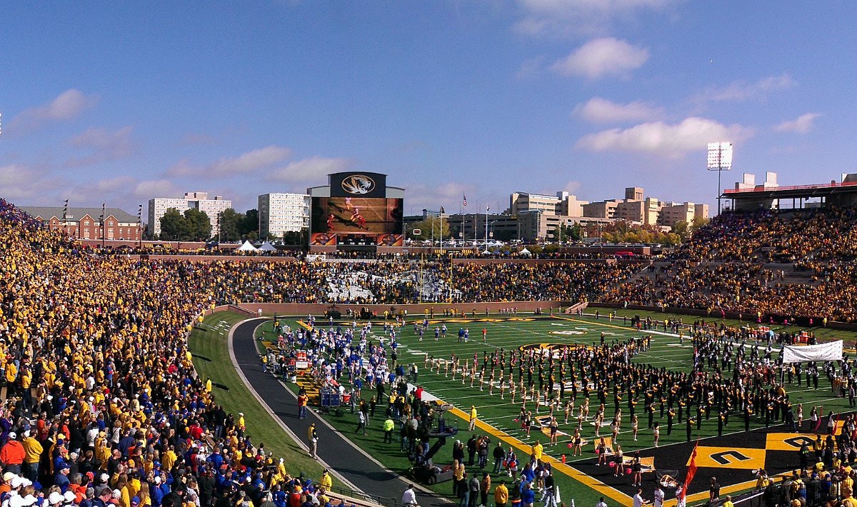 🏖️ College sports Post-Session w/ Specials all day! 🏈🏀🥳 ow.ly/9qT650XoPBG

11am- Indiana, Georgia, Texas Tech
12pm- Ohio State, Ole Miss
2:30pm- Mizzou v Texas A&amp;M 👀🎉
6pm- Arkansas v Mich State hoops!
6:30pm- Alabama, Notre Dame

🍻Come Hungry, Stay Posted 🥰