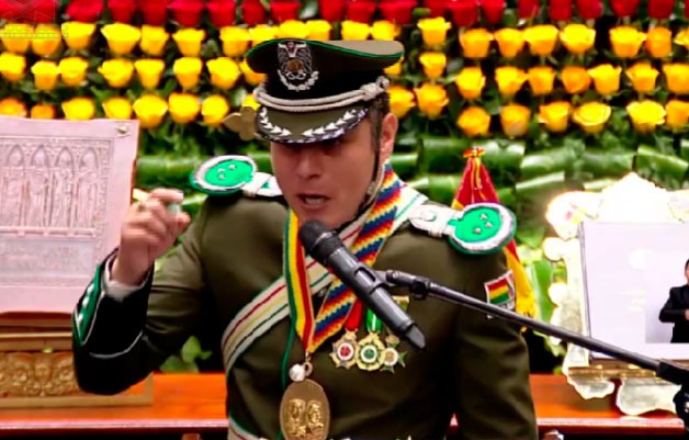 Los masistas siendo masistas... 
Vergüenza ajena da este tipo y su gente!

- Se disfrazó 
- Gritó
- Lloró 
- Se victimizó
- Se volvió a victimizar 

Quién es la tipa que se puso a gritar en pleno?