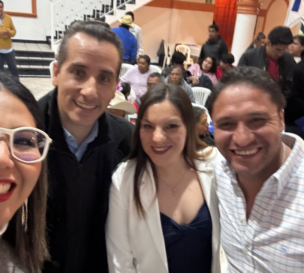 GenovevaHuerta's tweet photo. Recuperaremos la Sierra Norte. 🔥💙

Estuvimos en #Chignahuapan con mi querida amiga Irma Hernández y mi amigo Víctor Ojeda, quienes tomaron protesta como presidenta y secretario del CDM. ¡El @PANPuebla2427 está de pie, fuerte y unido! Vamos con todo, nada nos detiene. https://t.co/i6o1qYyUoy