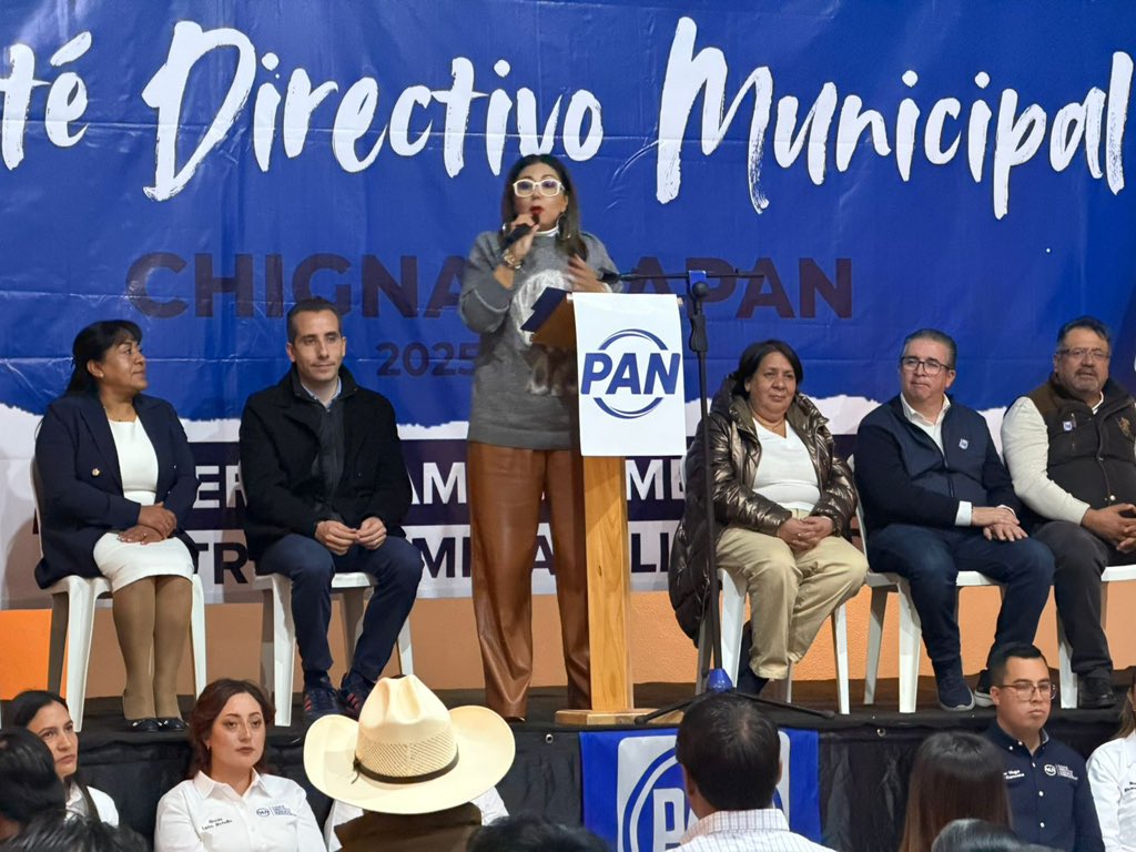 GenovevaHuerta's tweet photo. Recuperaremos la Sierra Norte. 🔥💙

Estuvimos en #Chignahuapan con mi querida amiga Irma Hernández y mi amigo Víctor Ojeda, quienes tomaron protesta como presidenta y secretario del CDM. ¡El @PANPuebla2427 está de pie, fuerte y unido! Vamos con todo, nada nos detiene. https://t.co/i6o1qYyUoy