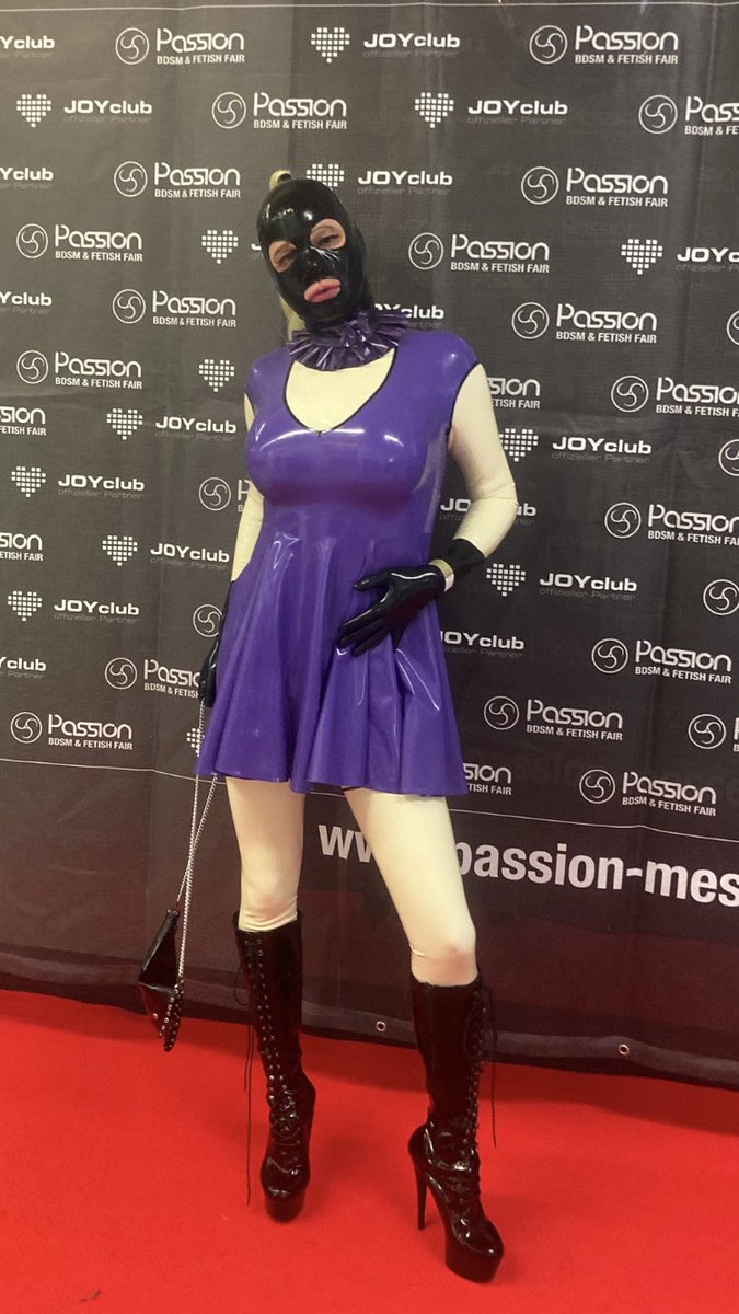 The gorgeous <a href="/Mistress_Susi/">Mistress Susi 18+</a> told her #latex #slut: Go public, make yourself known! So here I am  at #passionfair to show my rubberised body to everyone! Die wunderbare #Herrin hat dem #Latexluder befohlen sich öffentlich zu zeigen: Hier bin ich,  völlig gummiert auf der #Passion!