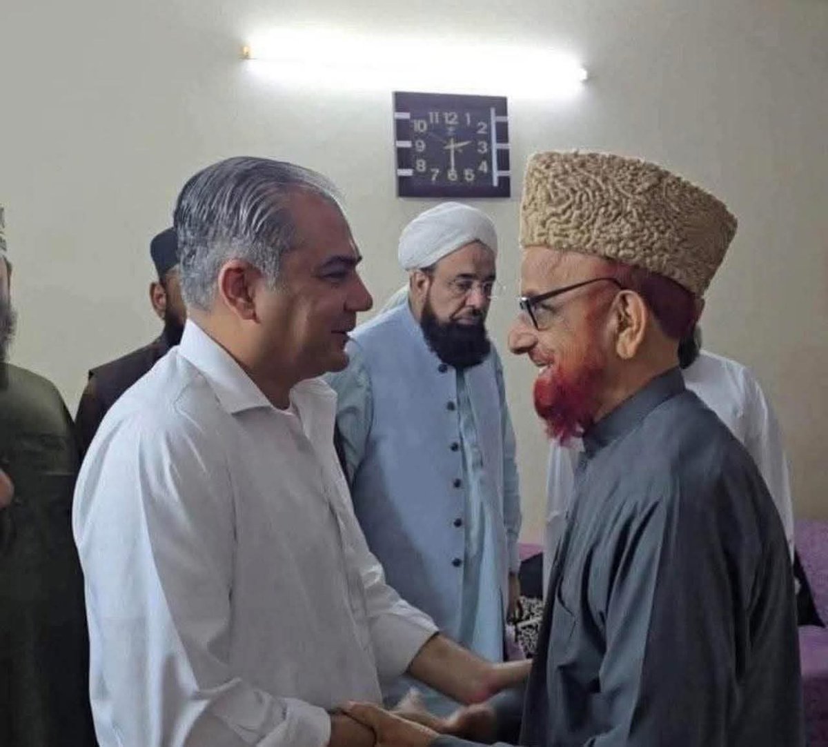 علمائے کرائم بڑے خطرناک لوگ ہوتے ہیں انہوں نے یزید کو امیر المومنین اور امام حسین علیہ السلام کو باغی مشہور کر دیا تھا یہ تب بھی چند ٹکوں پہ بک گئے تھے یہ آج بھی چند ٹکوں پہ بک جاتے ہیں یہ قیامت تک ایسے ہی بکتے رہیں گے