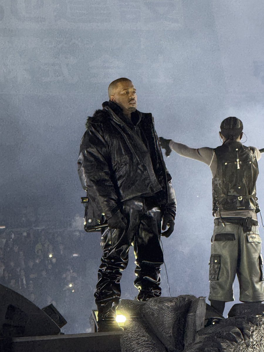 rapoutcontext's tweet photo. Kanye West no show do Travis Scott ontem. https://t.co/XzGwrdCCBo