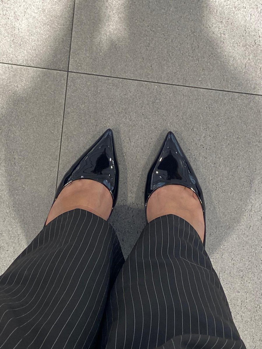 mean_filipina's tweet photo. Perfect pointed shiny heels to kick your ego and balls #feetworshi̇p #heels #findom #ballbustingmm https://t.co/SvKFg5gH1p