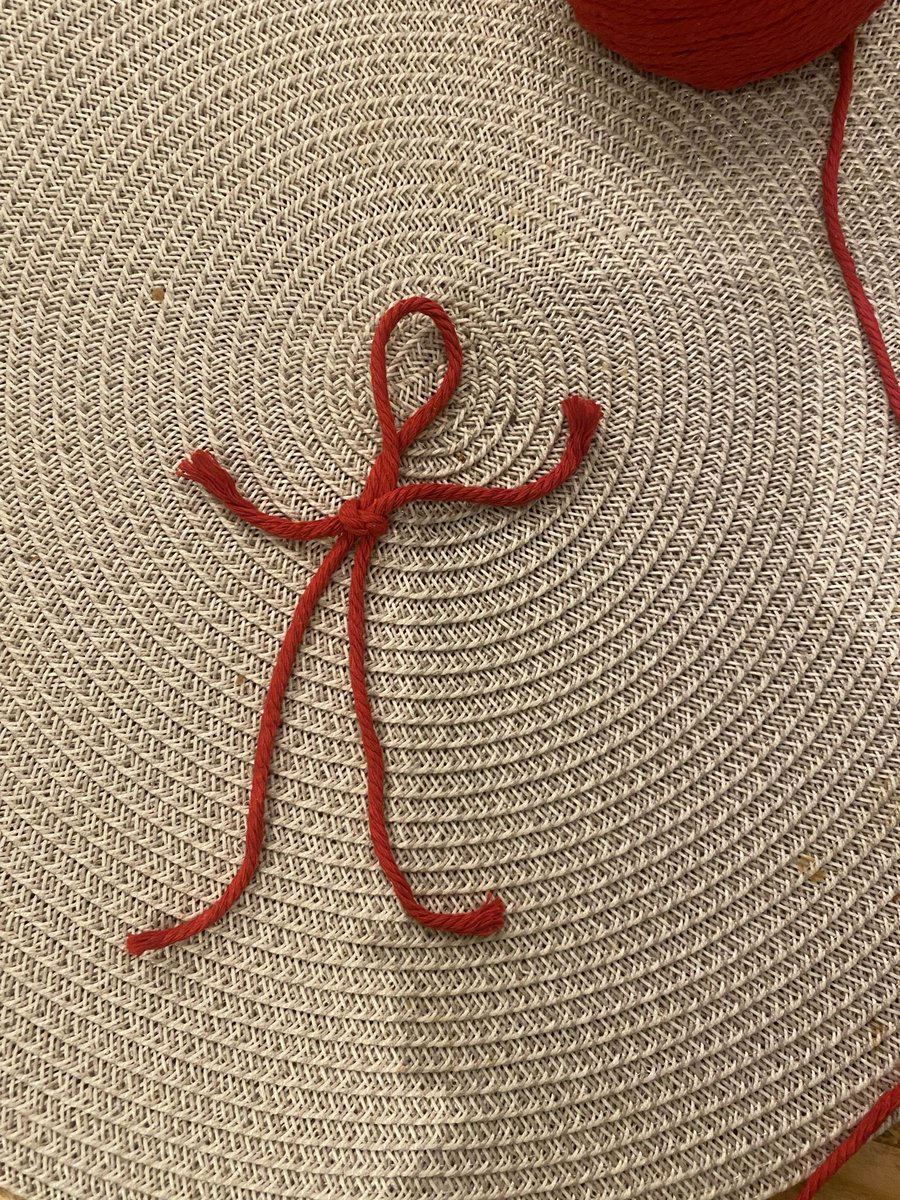 Tein tälläsen tosi hienon makramee tikku-ukon. Jos haluut ohjeen ni tee jotain tai jotain