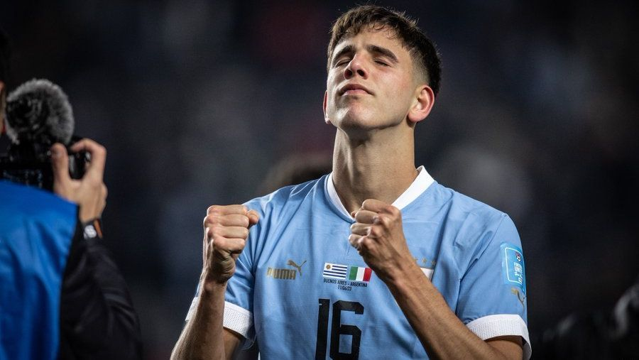 Facundo González fue reservado por Marcelo Bielsa de cara a la doble fecha FIFA de noviembre.

El zaguero, campeón del mundo Sub20, juega actualmente en Racing de Santander, cedido a préstamo.

En la presente temporada cuenta con:
8 PJ✅
579' ⏳
1 GOL ⚽️