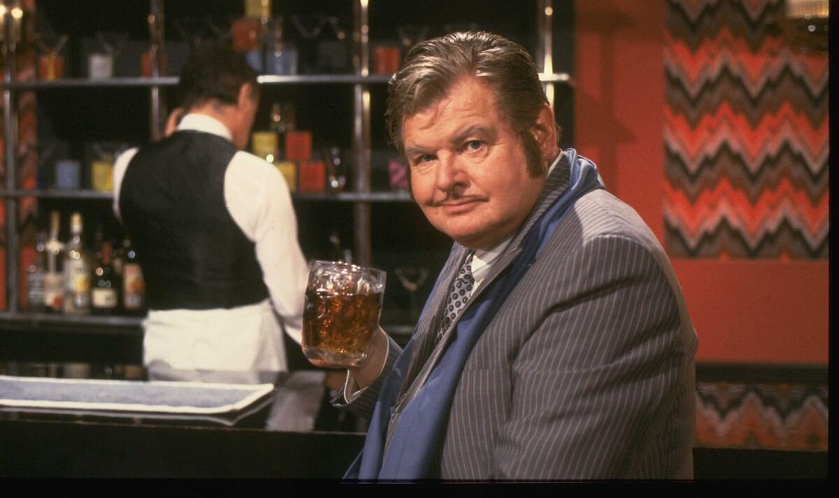 El <a href="/biblioteconecta/">BiblioTeConecta</a> es un programa que hay que ver siempre hasta el final. En el último, cerró con <a href="/yolandavalmar/">Yolanda Vallejo</a> llamando a <a href="/JoseLitro8/">𝒥𝑜𝓈𝑒ℒ𝒾𝓉𝓇𝑜</a>: "El Benny Hill de los bibliotecarios"

🤣 Por momentos así paga uno el Interné