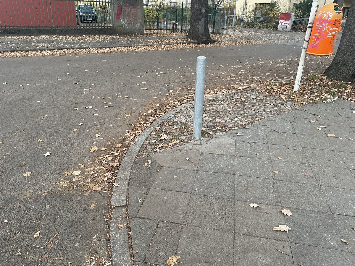 Ein weiterer neuer hässlicher Poller in #Pankow — leider wohl nötig, weil dauernd über den Fußweg gefahren wurde und dieser deshalb dauernd beschädigt war. #StilleStraße #Tachaikowskistraße