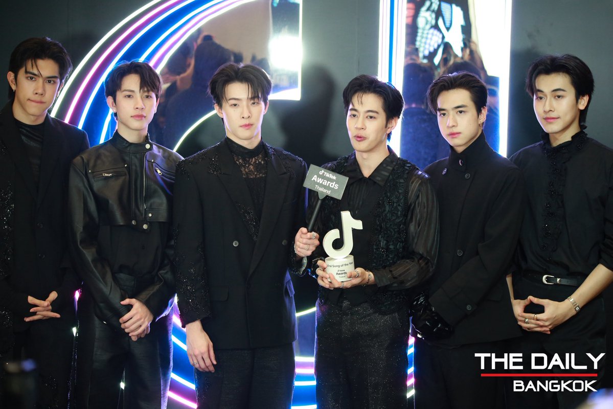 thedailybkk's tweet image. 6 หนุ่ม “PROXIE”  กับ รางวัล &quot;Viral Song of the Year&quot; ในงาน TikTok Awards Thailand 2025 

PROXIE Tiktok Award 2025  
#ติ๊กต็อกติ๊กใจไปกับพ้อกสี2025
#TikTokAwardsTH
#bROTHERSMUSIC
