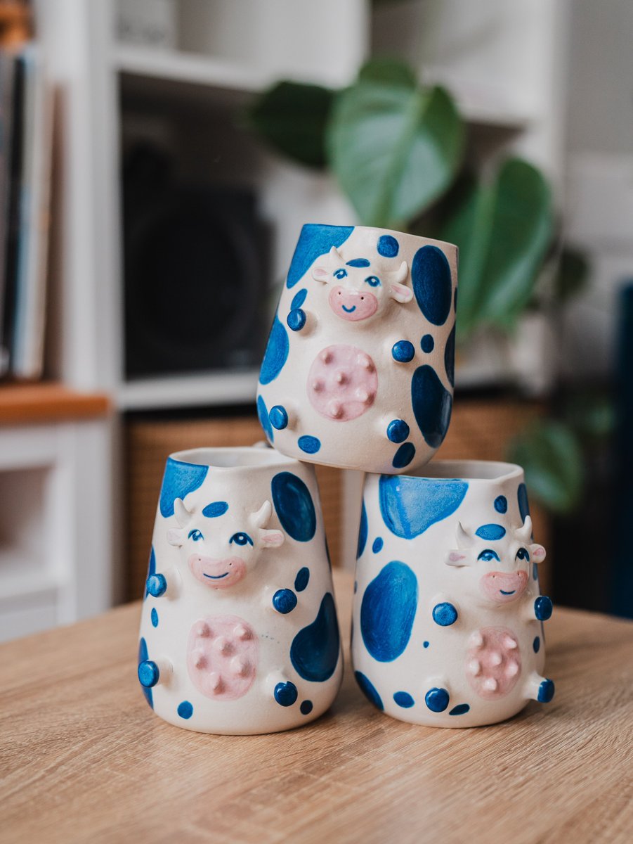 deleitegalego's tweet image. 𝗦𝗢𝗥𝗧𝗘𝗔𝗠𝗢𝗦 6️⃣ 𝗩𝗔𝗖𝗔-𝗫𝗘𝗥𝗥𝗜𝗡̃𝗔𝗦 🐮✨

En #Deleite volvemos apostar pola creatividade galega e recuperamos un dos sorteos que máis gustou: as xerriñas con forma de vaca deseñadas pola nosa querida Abi Castillo 😊

Participa cun RT e seguindo esta conta 💫