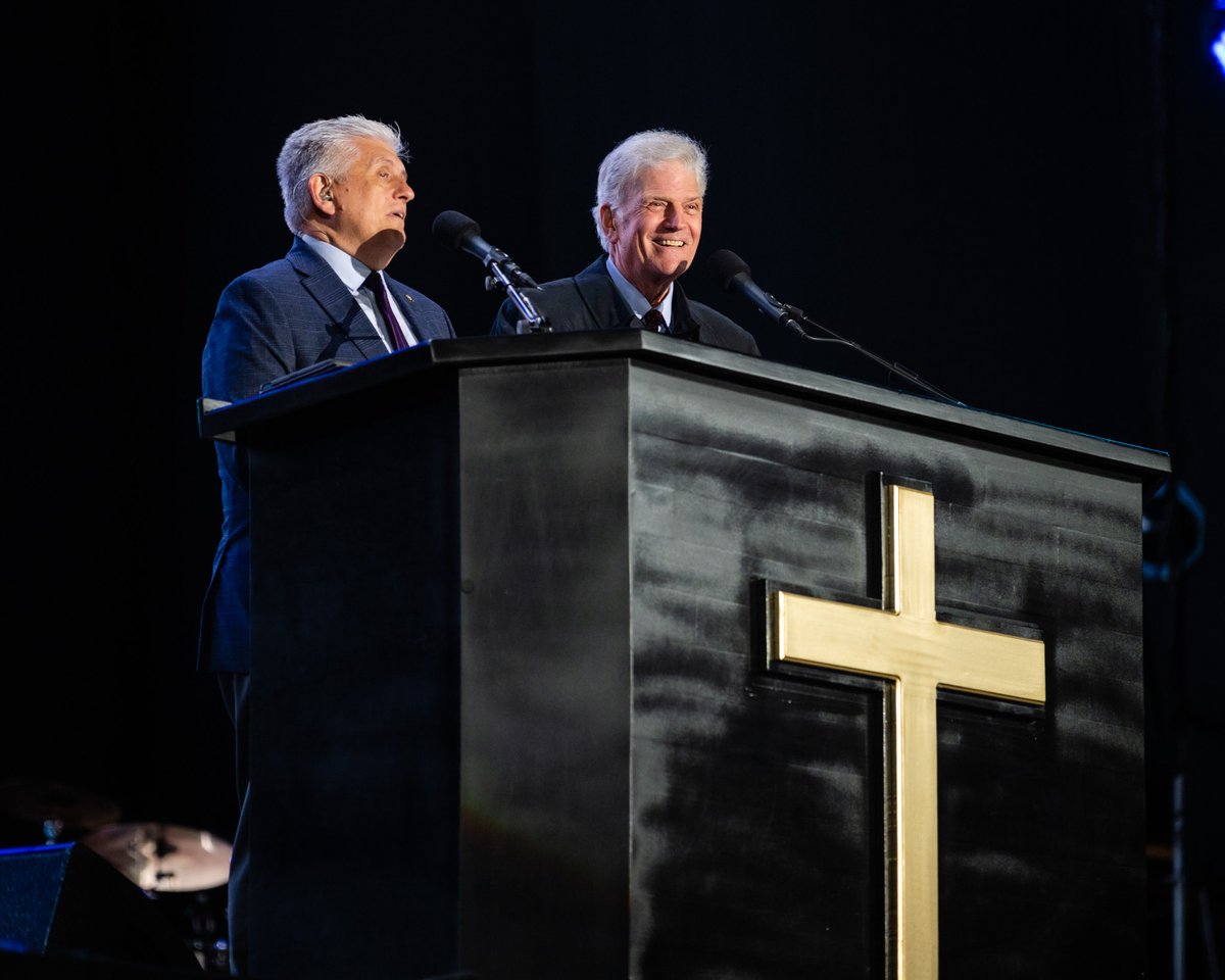 Franklin_Graham's tweet photo. Last night we had 30,800 people join us at Velez Stadium for the first night of Esperanza Buenos Aires! We thank God for each one who came—and for all those who made the decision to turn from their sins and trust Jesus Christ as their Savior and Lord! https://t.co/LGOPd5bLfA