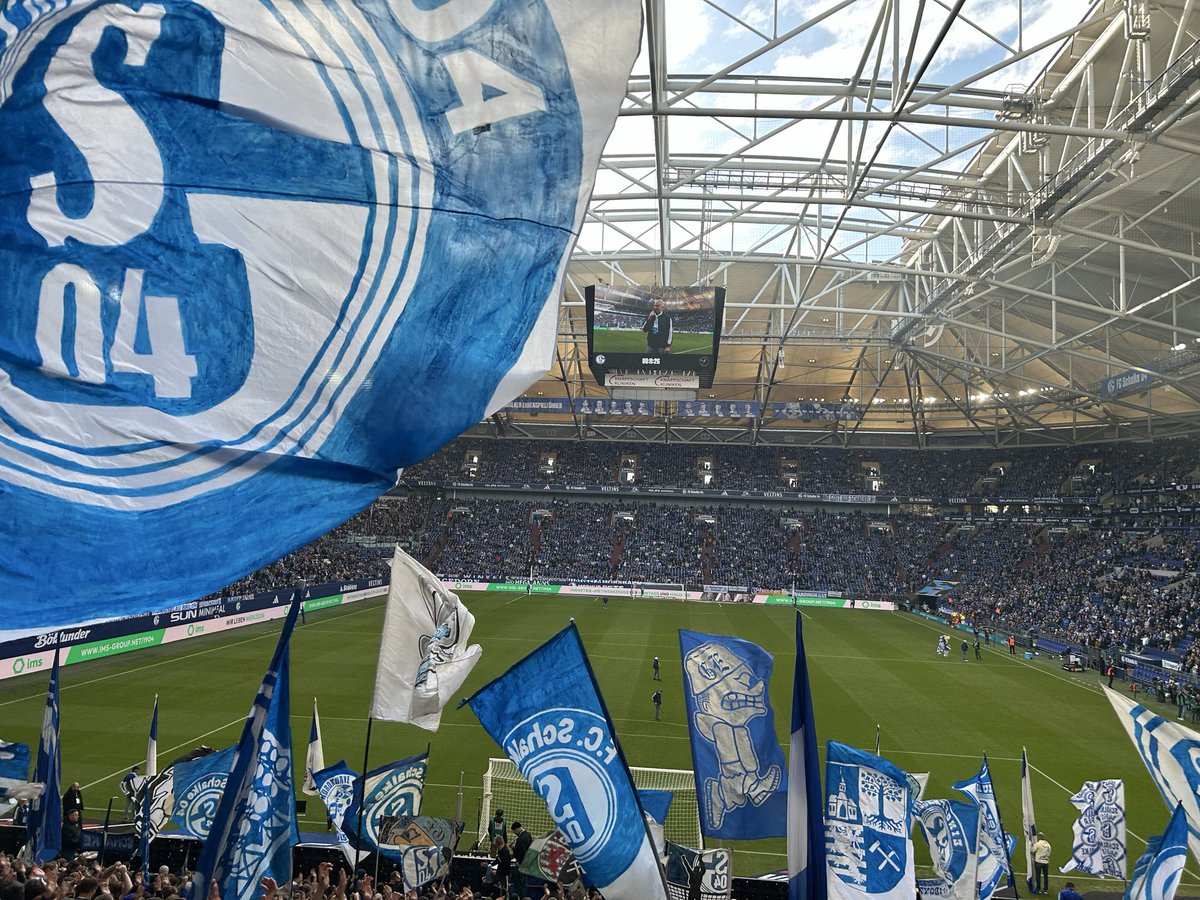 Erst in der Kurve gewesen und dann zu Hause diese tolle Überraschung vorgefunden 😍
Danke, <a href="/s04/">FC Schalke 04</a>!

Was für ein schöner Tag!

#S04 #S04ELV