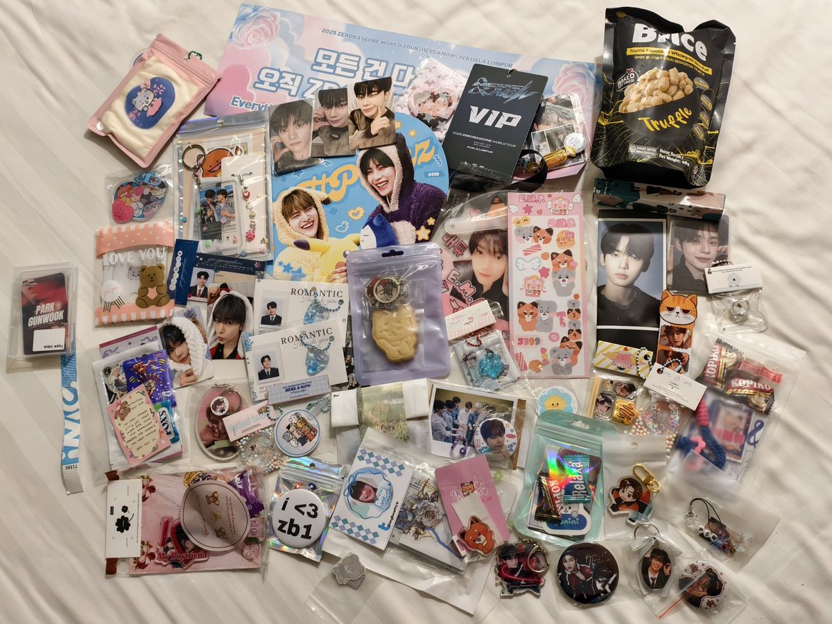 syfsalsa's tweet photo. The amount and variety of freebies that i got🥹❤️

thank you dear @fleursgun @wookbao @Bbengooo @ne0_matthiness @cttncandypunch @masctthew @fillieca @pepi_pae_ @yellowsanshine_ @canenotbread @aegibearPGW @todayisthewsday and many other zeroses who gave it anonymously🫶 https://t.co/a9vdlO47WU