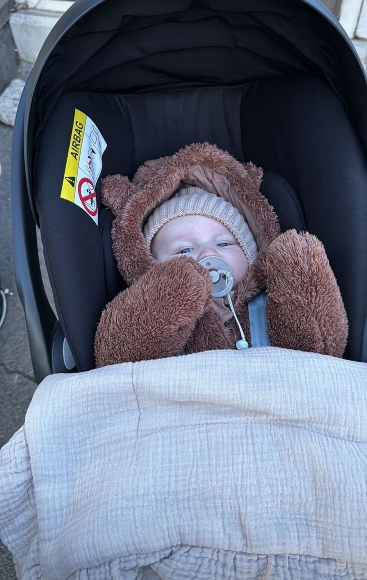 Почему он так подозрительно смотрит каждый раз когда я с ним гуляю