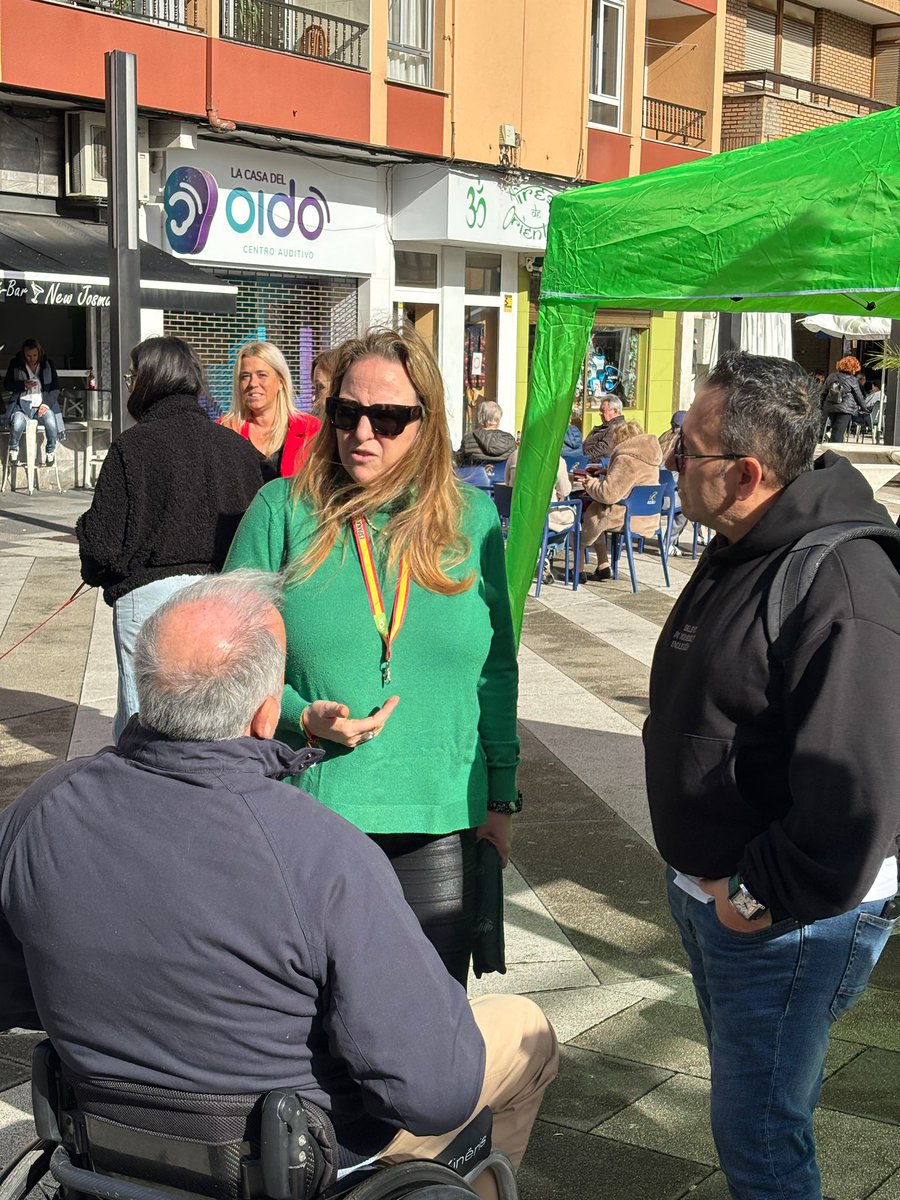 Vox_Cantabria's tweet photo. 💚 Hoy muchos os habéis acercado a nuestra mesa informativa en Maliaño, donde hemos tenido a nuestra presidenta @lauravelascogut a nuestra diputada portavoz @LeticiaDiazR a nuestro concejal por @Vox_Camargo Javier Barrón y a muchas de las personas que formamos VOX Cantabria 💪🏻 https://t.co/NdPqaxFzhd